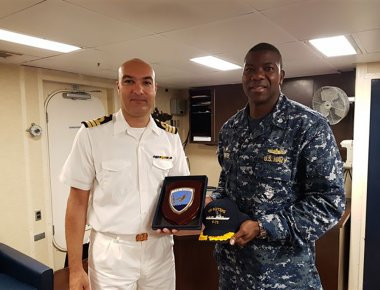 Επίσκεψη κυβερνήτη ΤΠΚ «ΒΟΤΣΗΣ» στο αμερικανικό πλοίο αμφιβίων επιχειρήσεων «USS CARTER HALL» στην Ρόδο (φωτό)